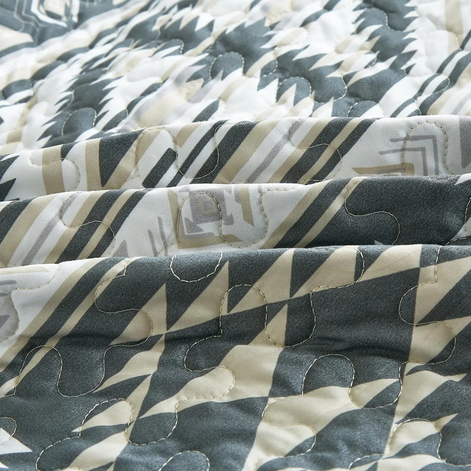 Chezmoi Collection Remy 3-Piece Southwestern Geometric Motif Quilt Set - Multicolor Gray White Light Brown Printed Microfiber Lightweight Quilted Bedspread Set, Queen (100" x 95")