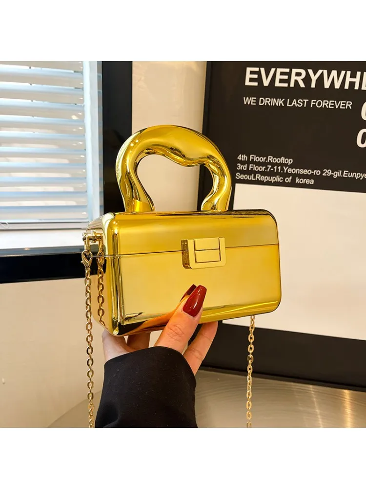 Chic and Versatile Shoulder Bag: Elevate Your Style!